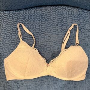 Victoria’s Secret very sexy Cream Lace Bra 34b.